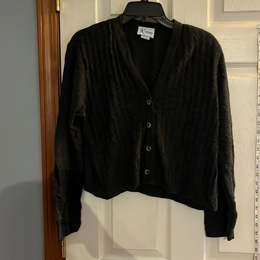 VTG-K Studio-size L-dark gray, four button V-neck short cardigan. Shoulder pads.